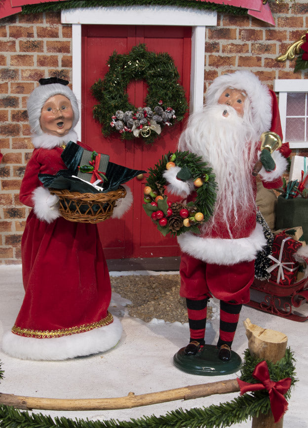 Byers Choice Caroler: Santa with Wreath