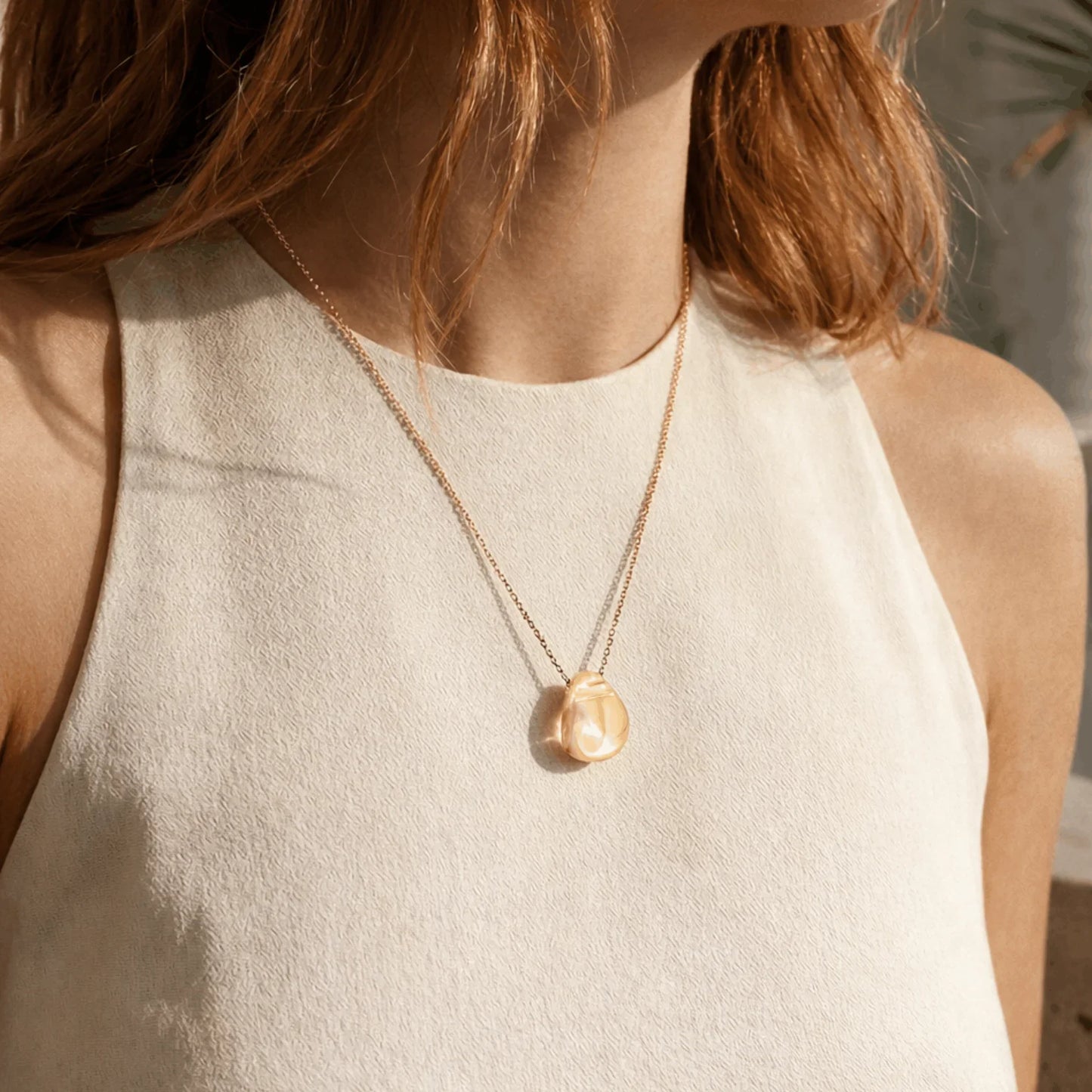 Lalique Cabochon pendant Gold luster crystal, 18K yellow gold plated