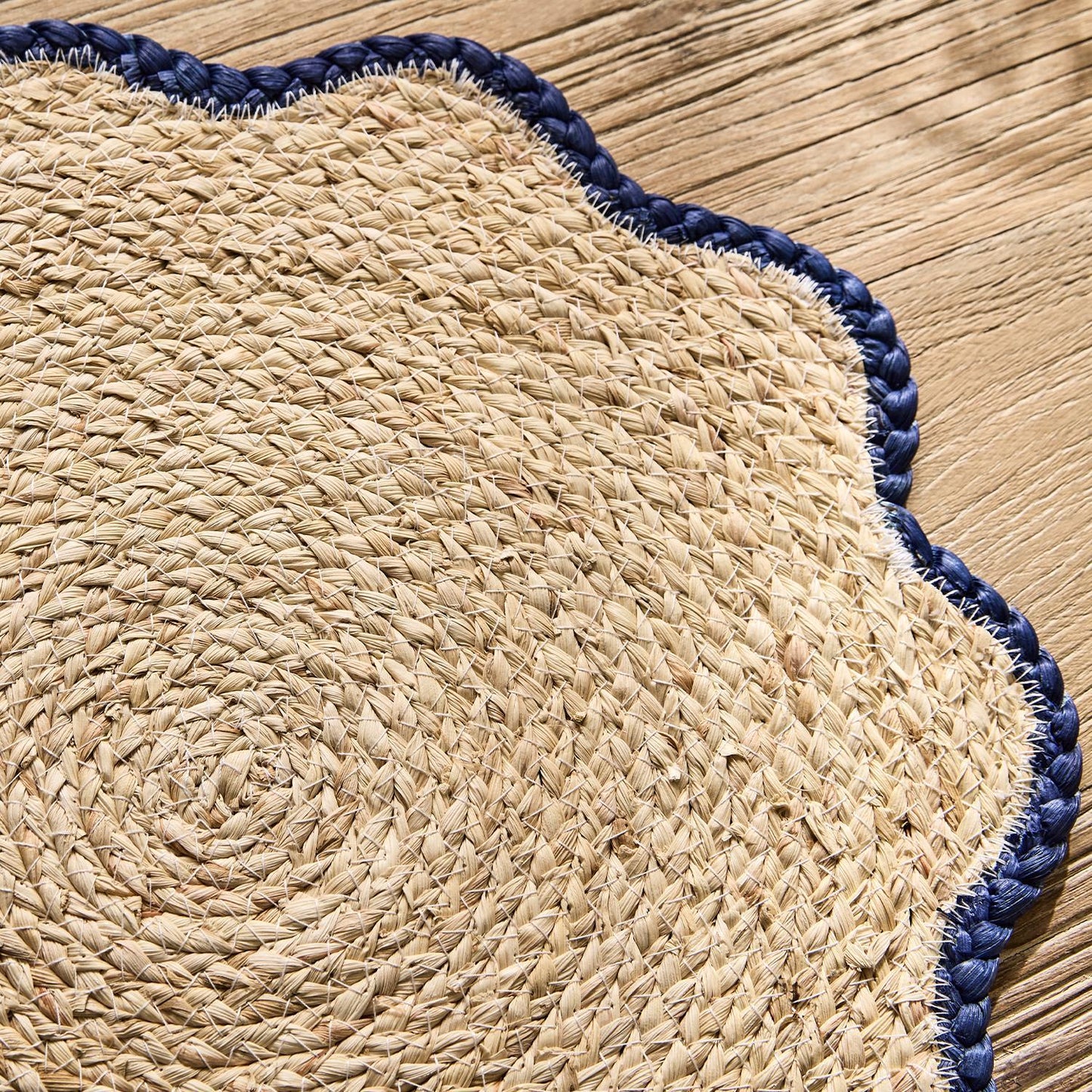 Two's Company Scalloped Edge Placemats Blue Border