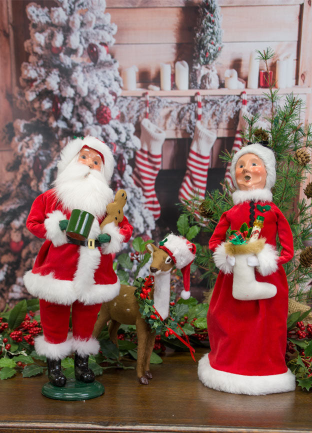 Byers Choice Animal: Reindeer with Wreath