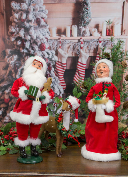 Byers Choice Animal: Reindeer with Wreath